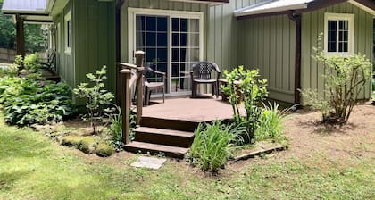 Wow!!! Creekside Cabin with Hot Tub, Fire Pit & Starlink High Speed WiFi!!