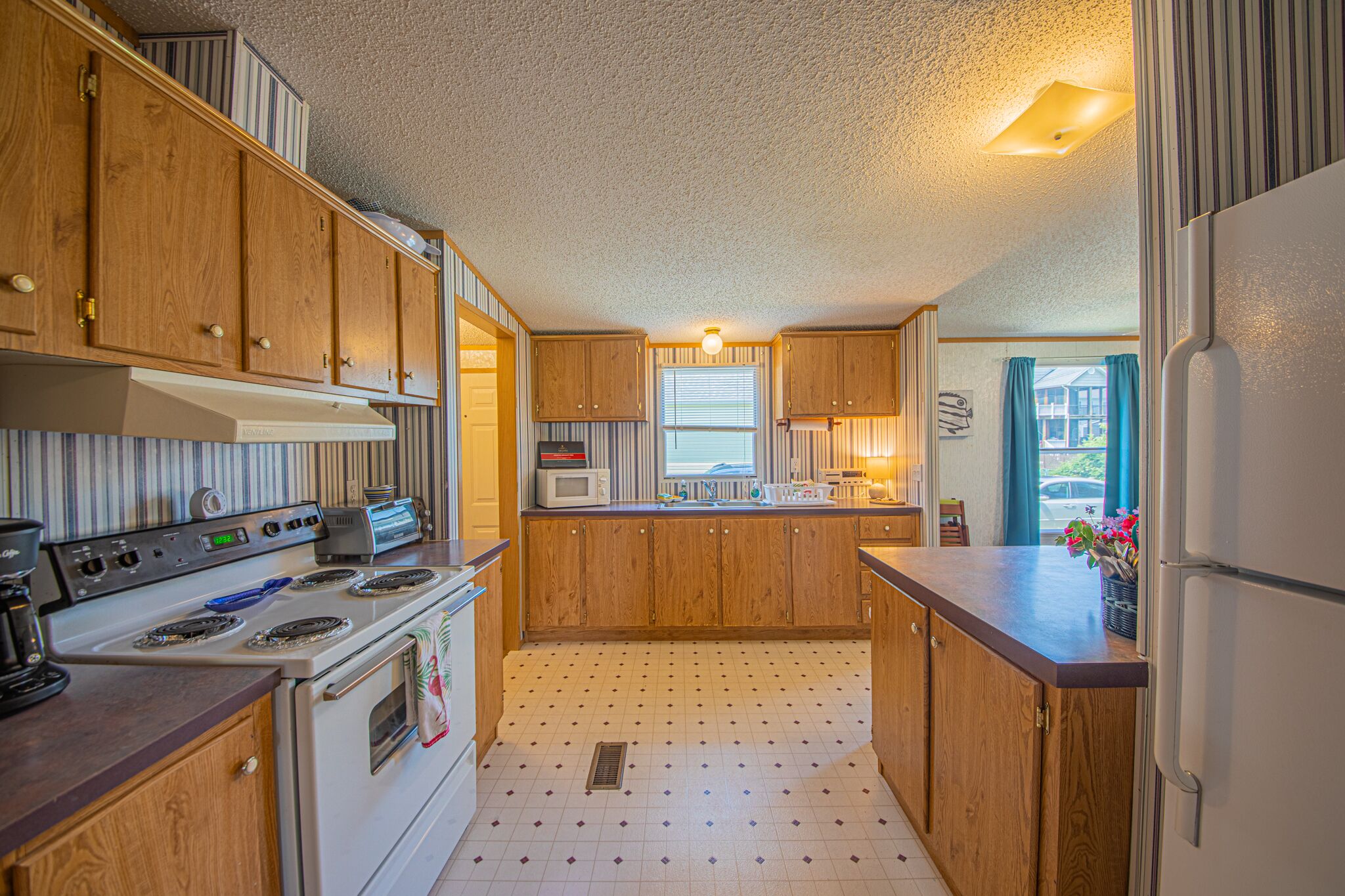 Double tide, 3 BR, water views, spacious lot & deck 