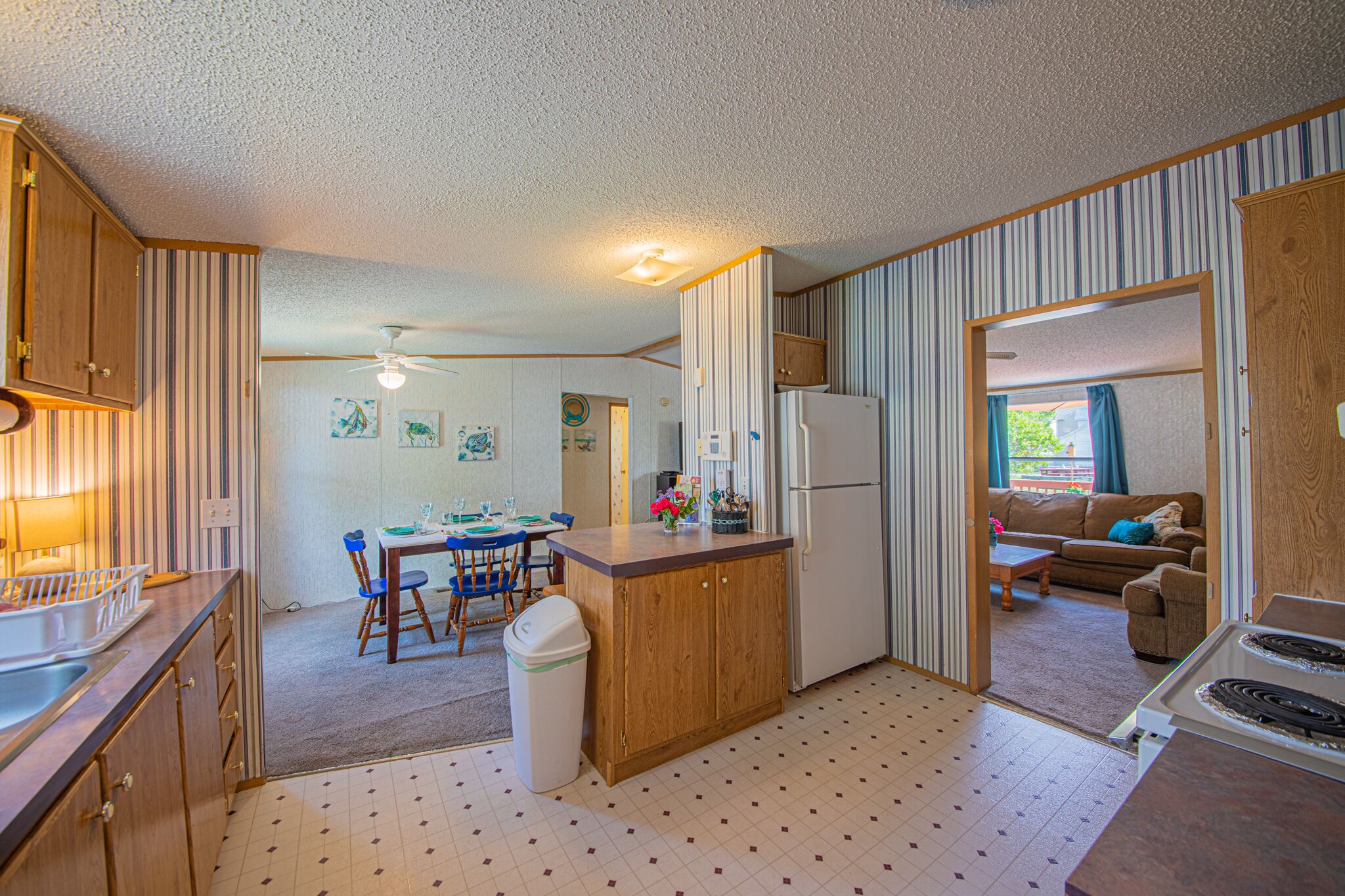 Double tide, 3 BR, water views, spacious lot & deck 