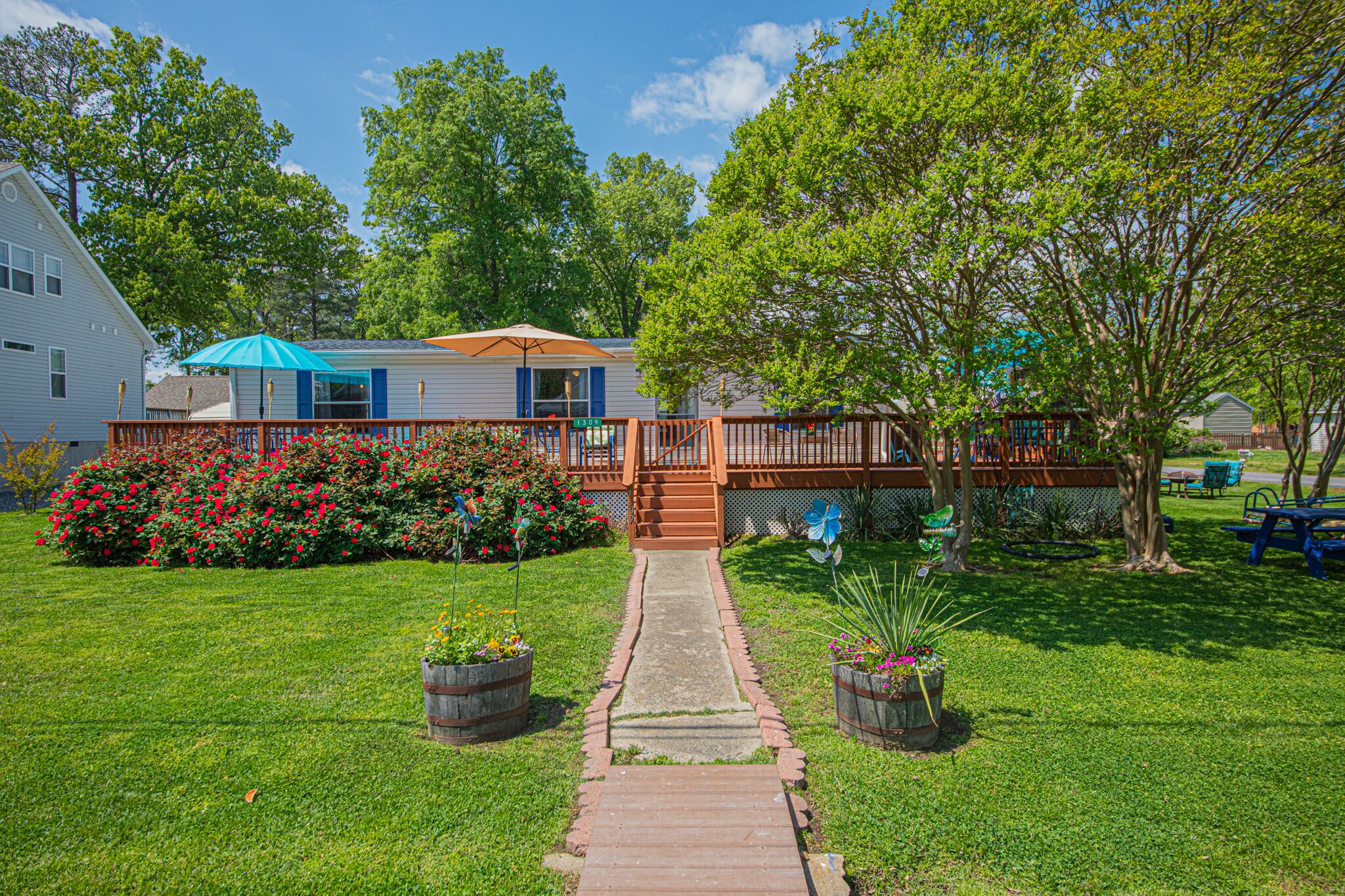 Double tide, 3 BR, water views, spacious lot & deck 