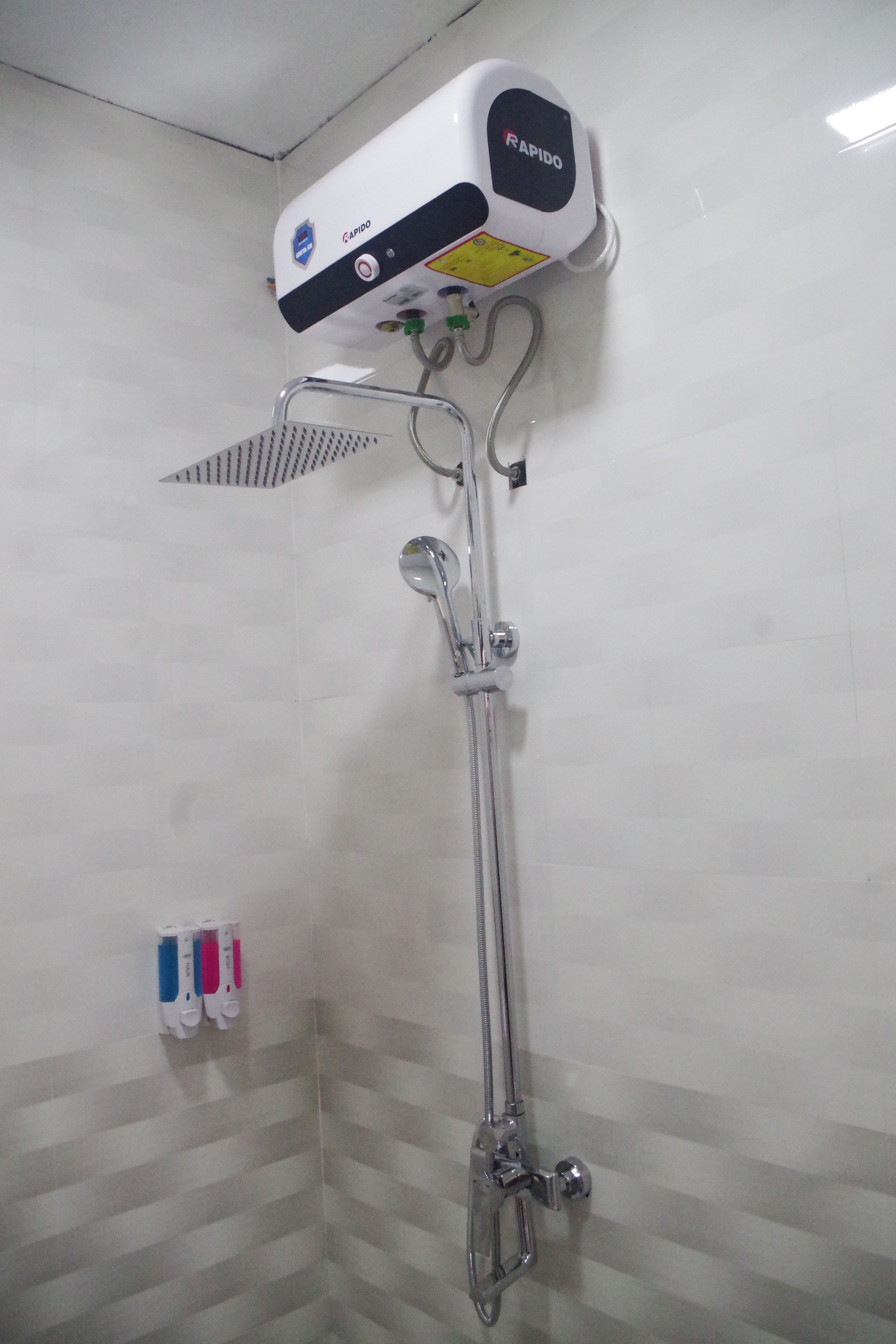 Ducha con cabezal de ducha de mano y grifo empotrado.