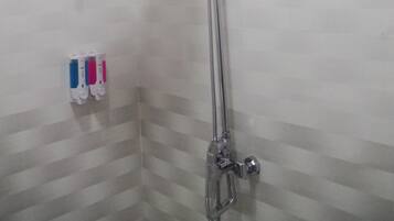 Ducha con cabezal de ducha de mano y grifo empotrado.
