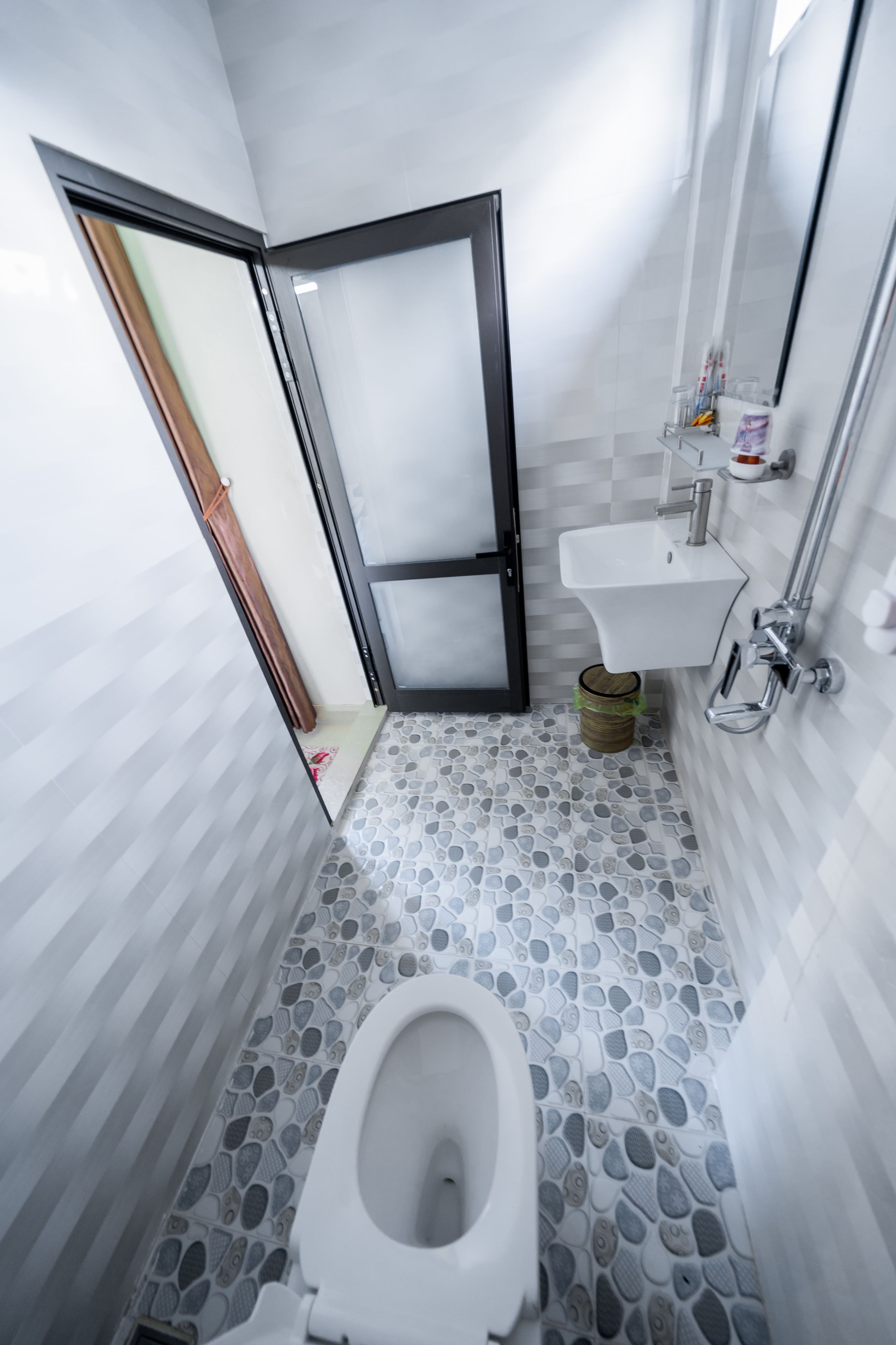 Family Room | Bathroom | Shower, free toiletries, hair dryer, slippers