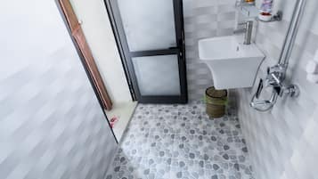 Family Room | Bathroom | Shower, free toiletries, hair dryer, slippers