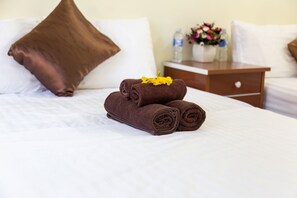 Chambre familiale | Literie de qualité, bureau, rideaux d’obscurcissement