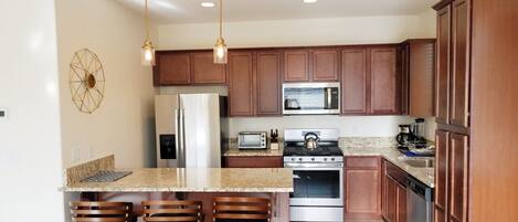 Frigorifero, microonde, forno, piano cottura