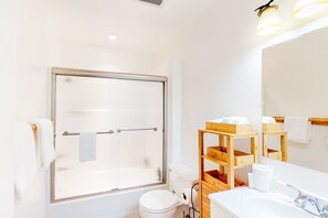 Free toiletries, hair dryer, towels - Newly updated condo - close to downtown Ketchum & the ski lifts (Ketchum)
