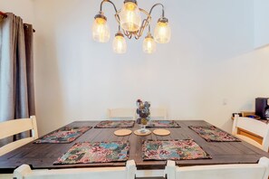 Dining - Newly updated condo - close to downtown Ketchum & the ski lifts (Ketchum)