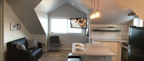 Smart-TV, Kamin, Bücher