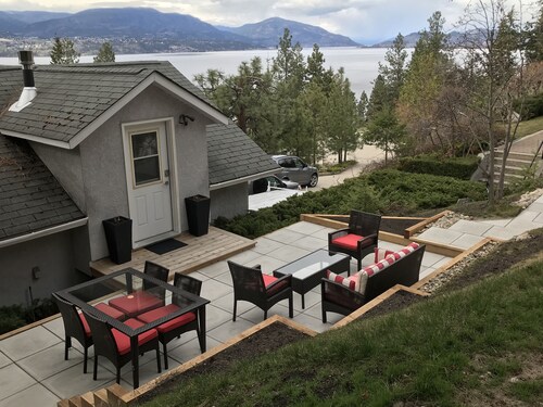 Deer House - Modern Carriage House with Lake Views