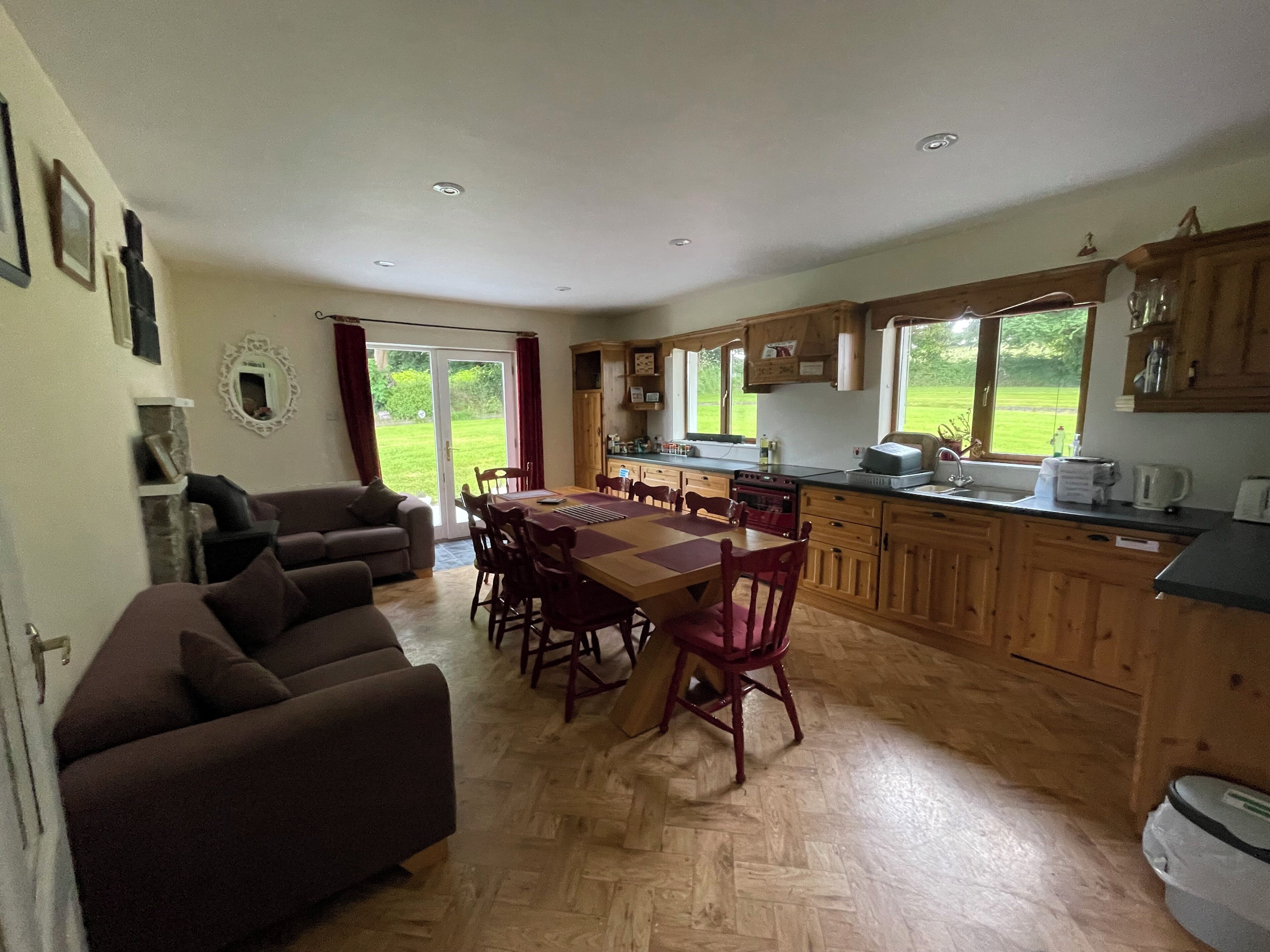 TV connectée, cheminée, médiathèque, chaîne hi-fi