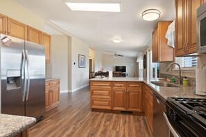 Refrigerador, microondas, horno, placa de cocina