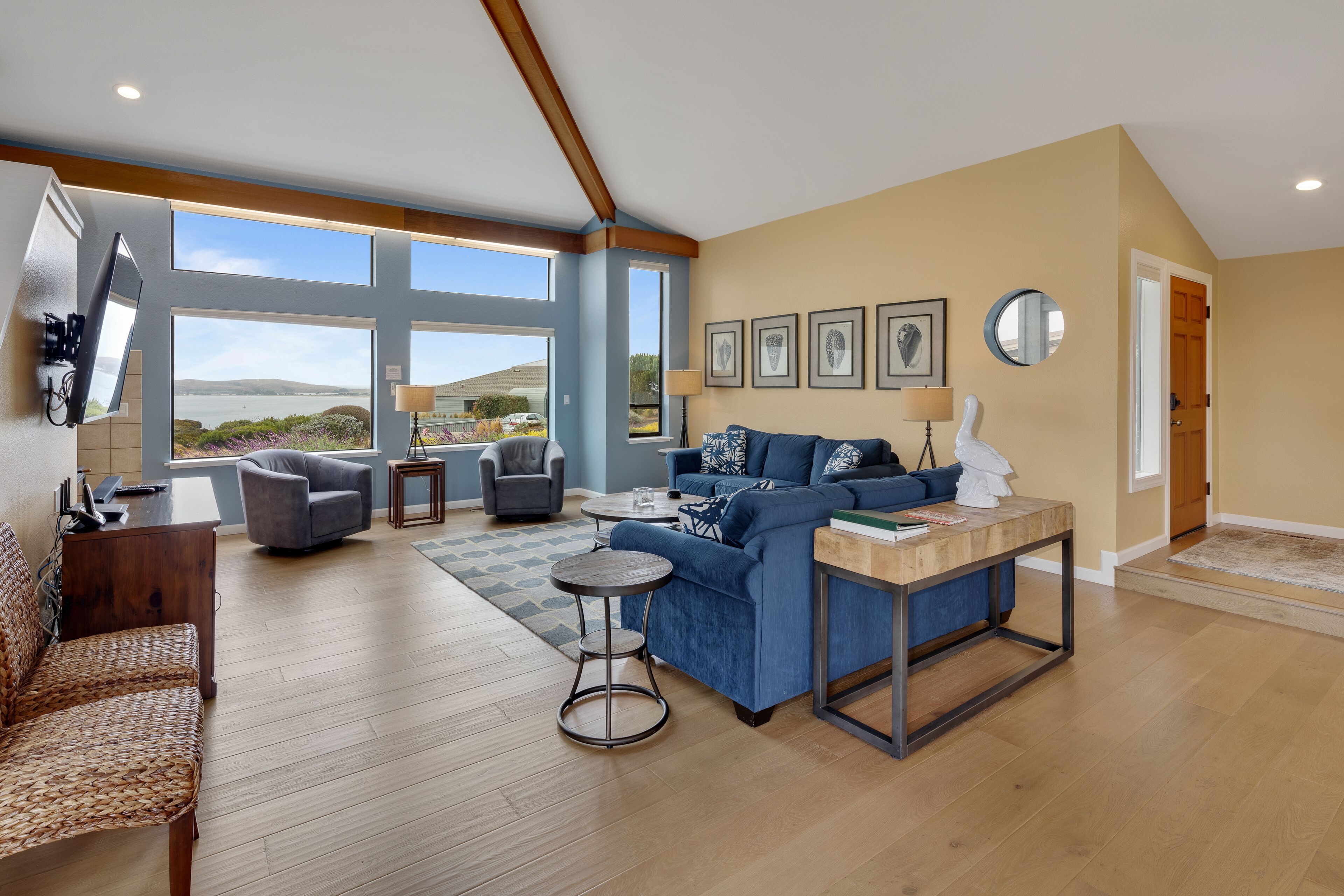 New Listing! All-Suite Eagles Nest w/ Hot Tub & Ocean Vistas