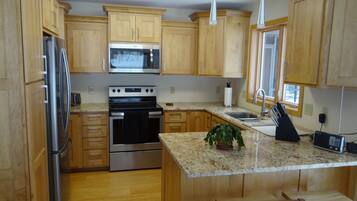 Een koelkast, een magnetron, een oven, een kookplaat