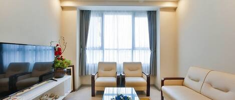 Télévision à écran plat, table de tennis de table