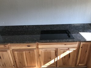 Refrigerador, microondas y utensilios de cocina 