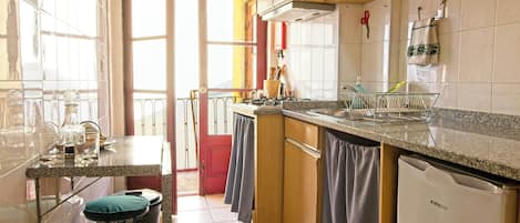 Fridge, stovetop, coffee/tea maker, electric kettle