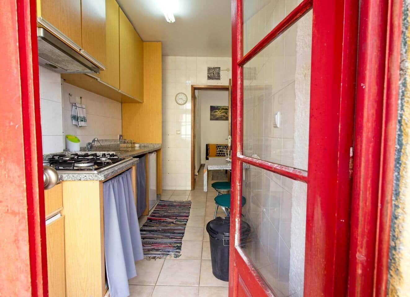 Fridge, stovetop, coffee/tea maker, electric kettle