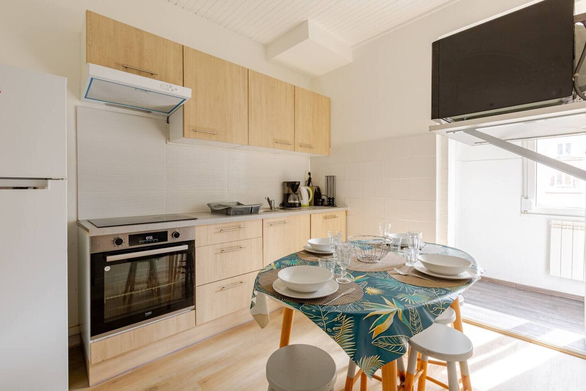 Kühlschrank, Mikrowelle, Herdplatte, Geschirrspüler