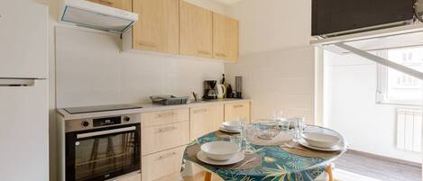 Jääkaappi, mikroaaltouuni, liesi, astianpesukone