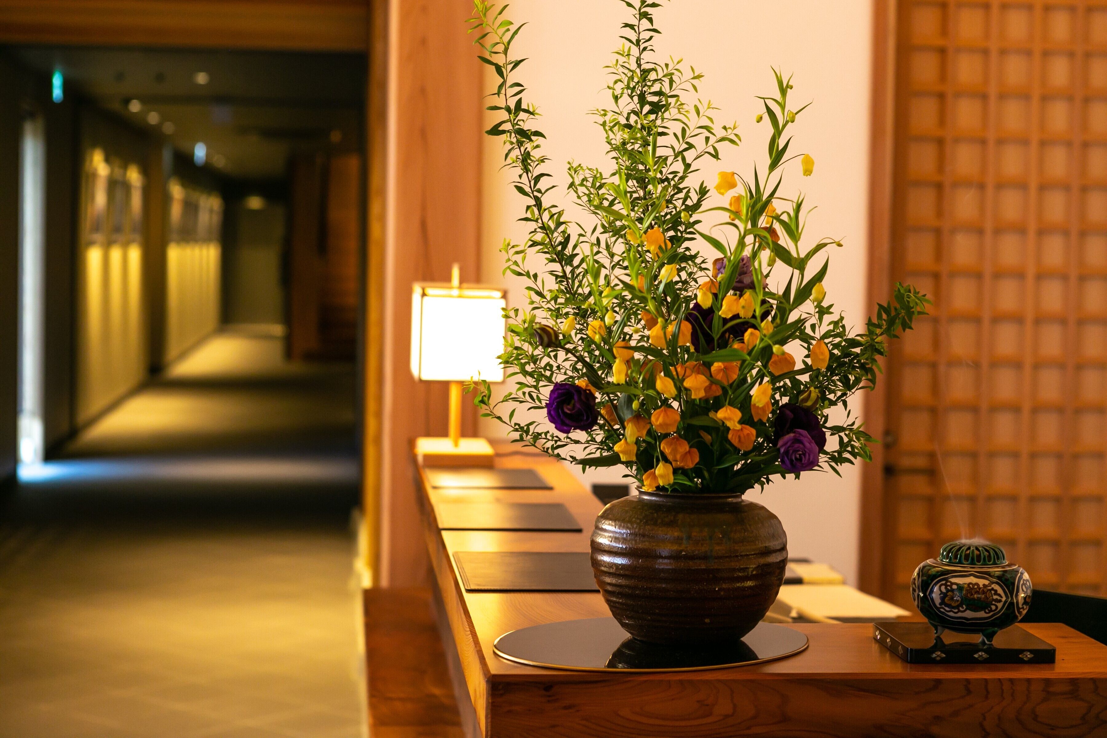 Un mostrador de recepción de madera con un florero y un adorno.