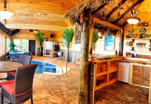 Alberca techada y alberca climatizada