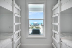 9 bedrooms, free WiFi, bed sheets - The Enclave on 30A - Luxury Home with Massive Pool & Rooftop Deck (Santa Rosa Beach)