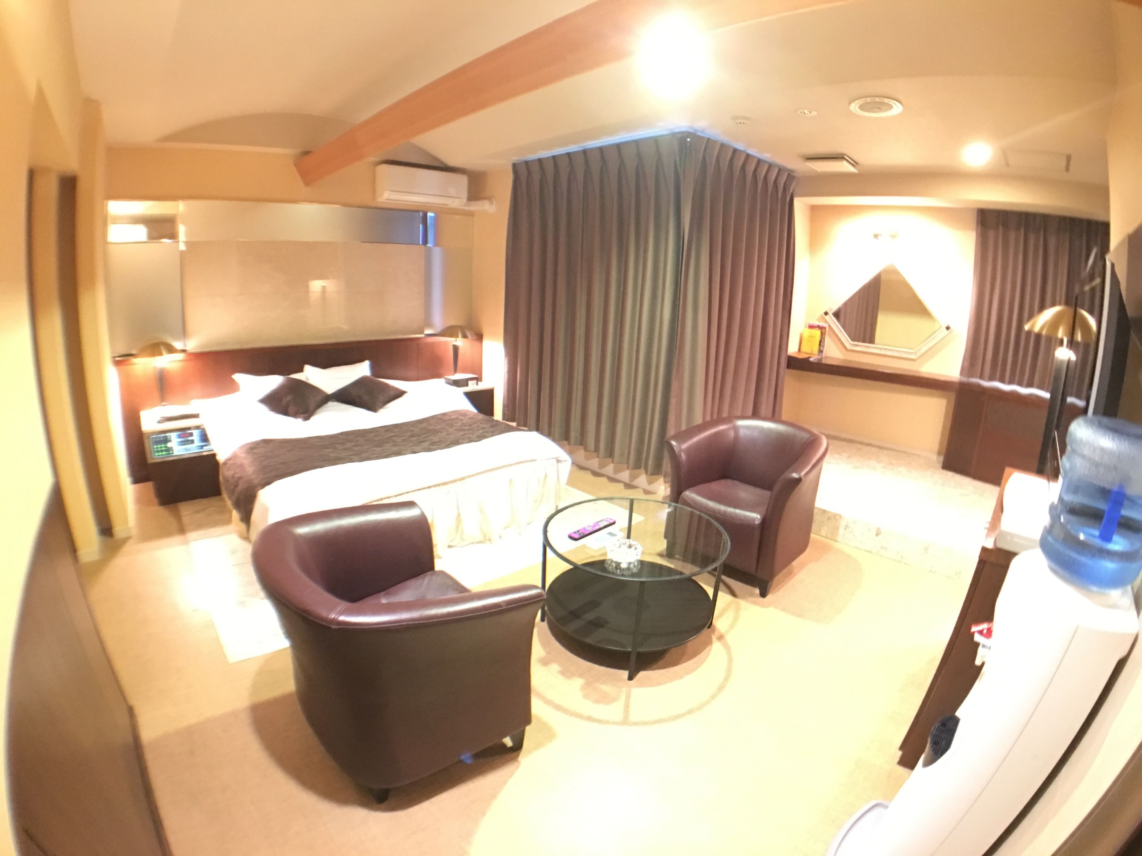 ميني بار ومكتب ومساحة عمل للكمبيوتر المحمول وستائر تعتيم