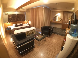 Minibar, desk, laptop workspace, blackout curtains - Hotel Orchidee - Adult Only (Kurashiki)