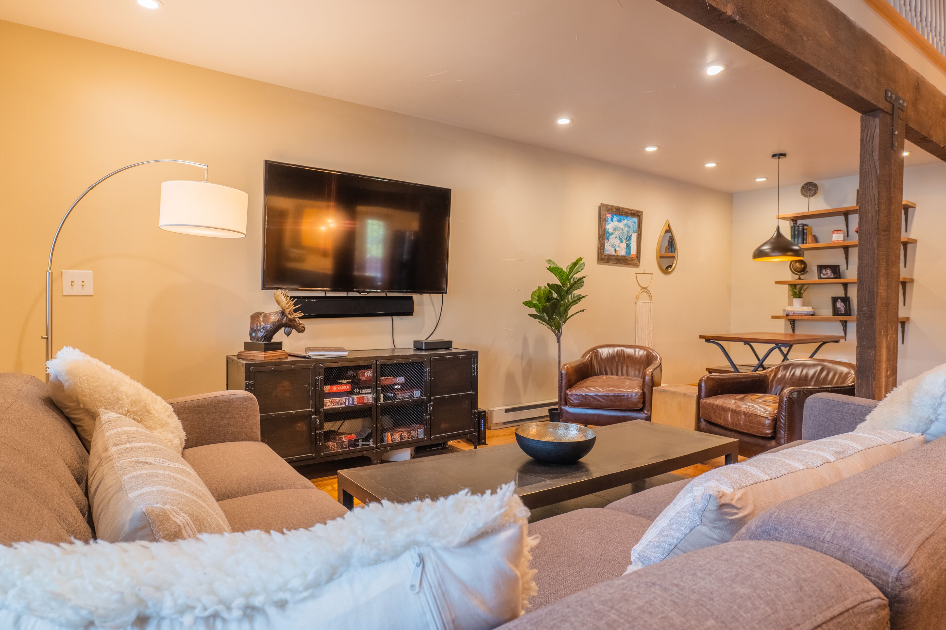 Cozy Mountain House with private hot-tub