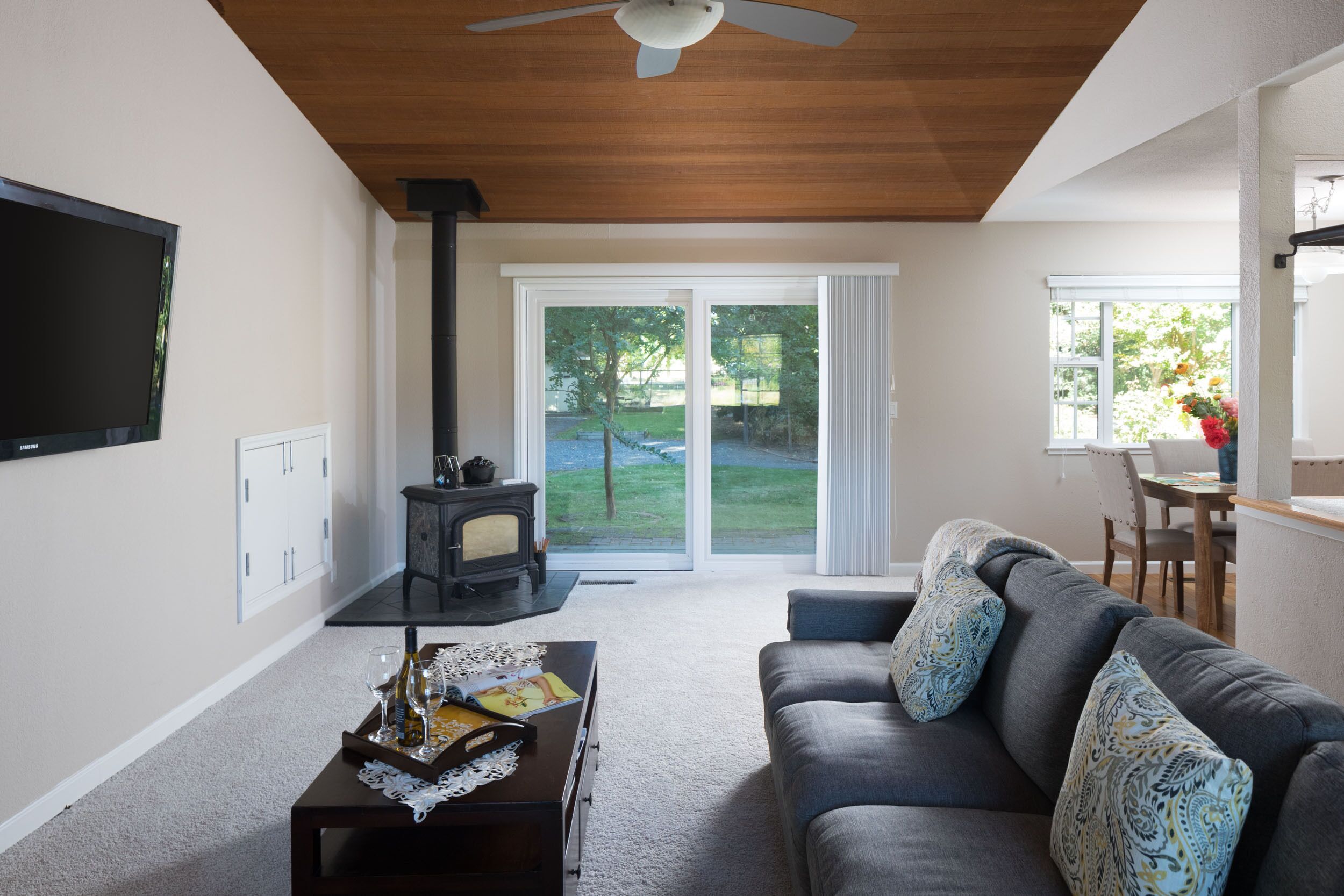 Spacious Wine Country Retreat - perfect for indoor / outdoor getaways 