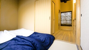 Una habitación con una cama, un armario y una puerta que da a otra habitación.
