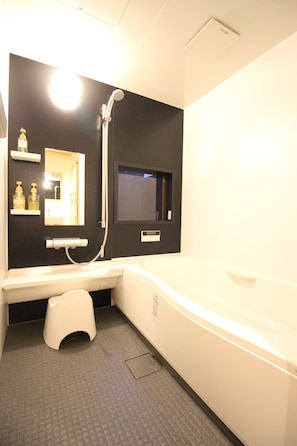 Separate bathtub and shower, deep-soaking bathtub, free toiletries - Mibuan (Kyoto)