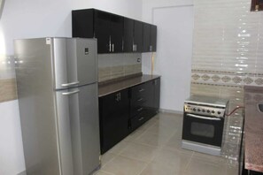 Réfrigérateur, micro-ondes, four, bouilloire électrique