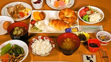 Daily buffet breakfast (JPY 1650 per person)