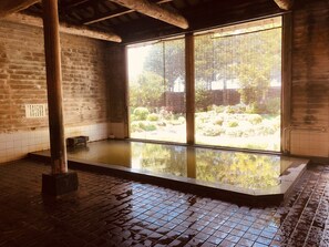 传统客房 (Japanese Style, with Toilet) | 浴室 | 免费洗浴用品、吹风机、拖鞋、电子马桶