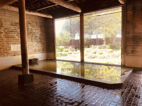 传统客房 (Japanese Style, with Toilet) | 浴室 | 免费洗浴用品、吹风机、拖鞋、电子马桶. 约波波温泉酒店