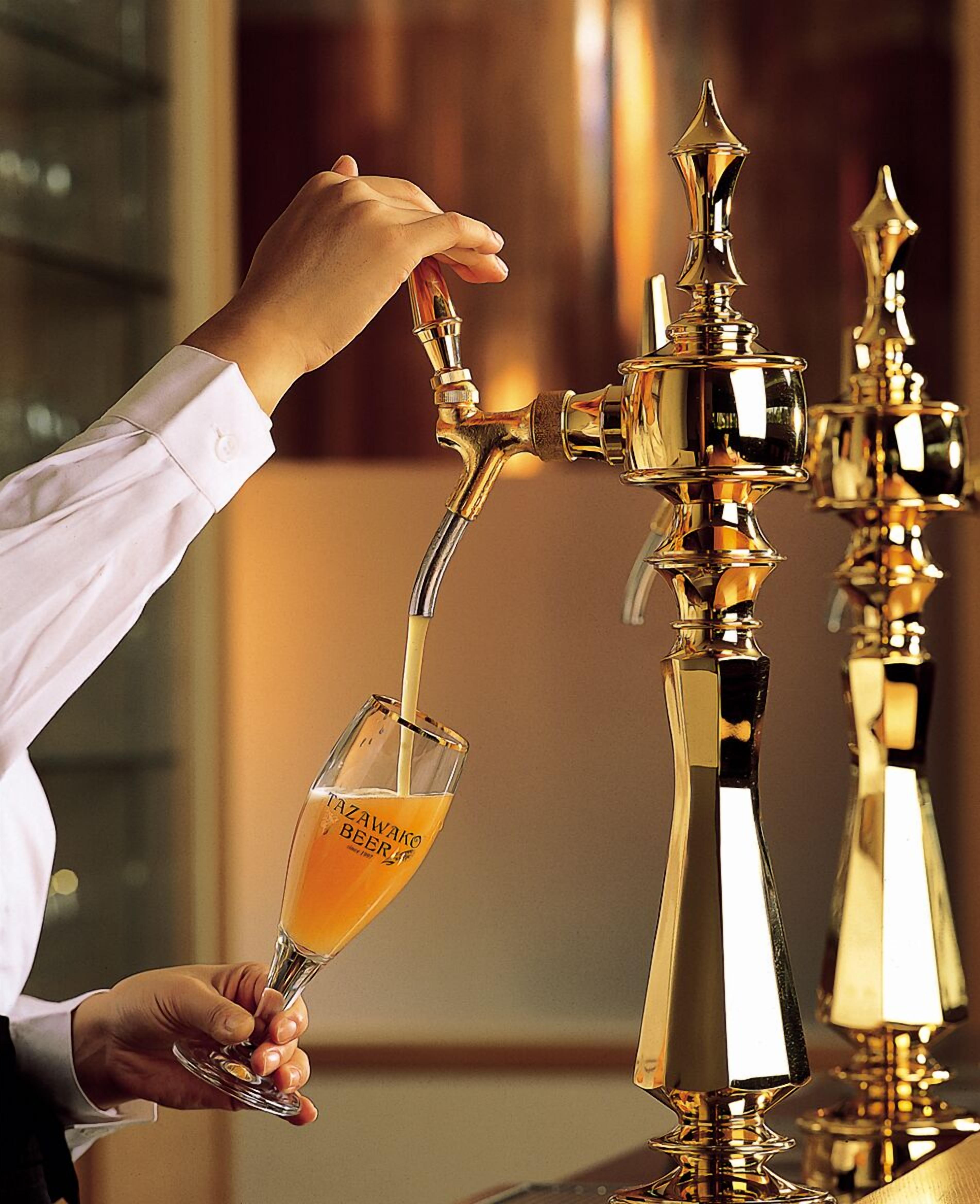 Iemand giet bier uit een tappunt in een glas.