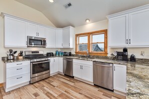 ثلاجة، ميكروويف، فرن، موقد طهي مسطح