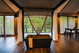 Royal Villa | Minibar, in-room safe, desk, blackout drapes