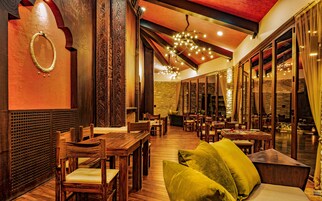 供應早餐、午餐及晚餐