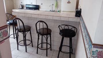 Apartamento família, várias camas, para não fumantes | Cozinha compartilhada | Geladeira grande, micro-ondas, fogão, cooktop