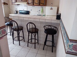 Familienapartment, Mehrere Betten, Nichtraucher | Gemeinschaftsküche | Großer Kühlschrank, Mikrowelle, Ofen, Herdplatte