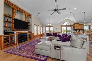 Fernseher, Kamin, DVD-Player, Stereoanlage