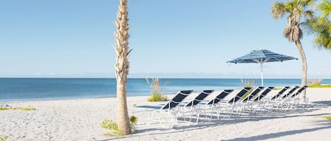 En la playa, camastros y toallas de playa
