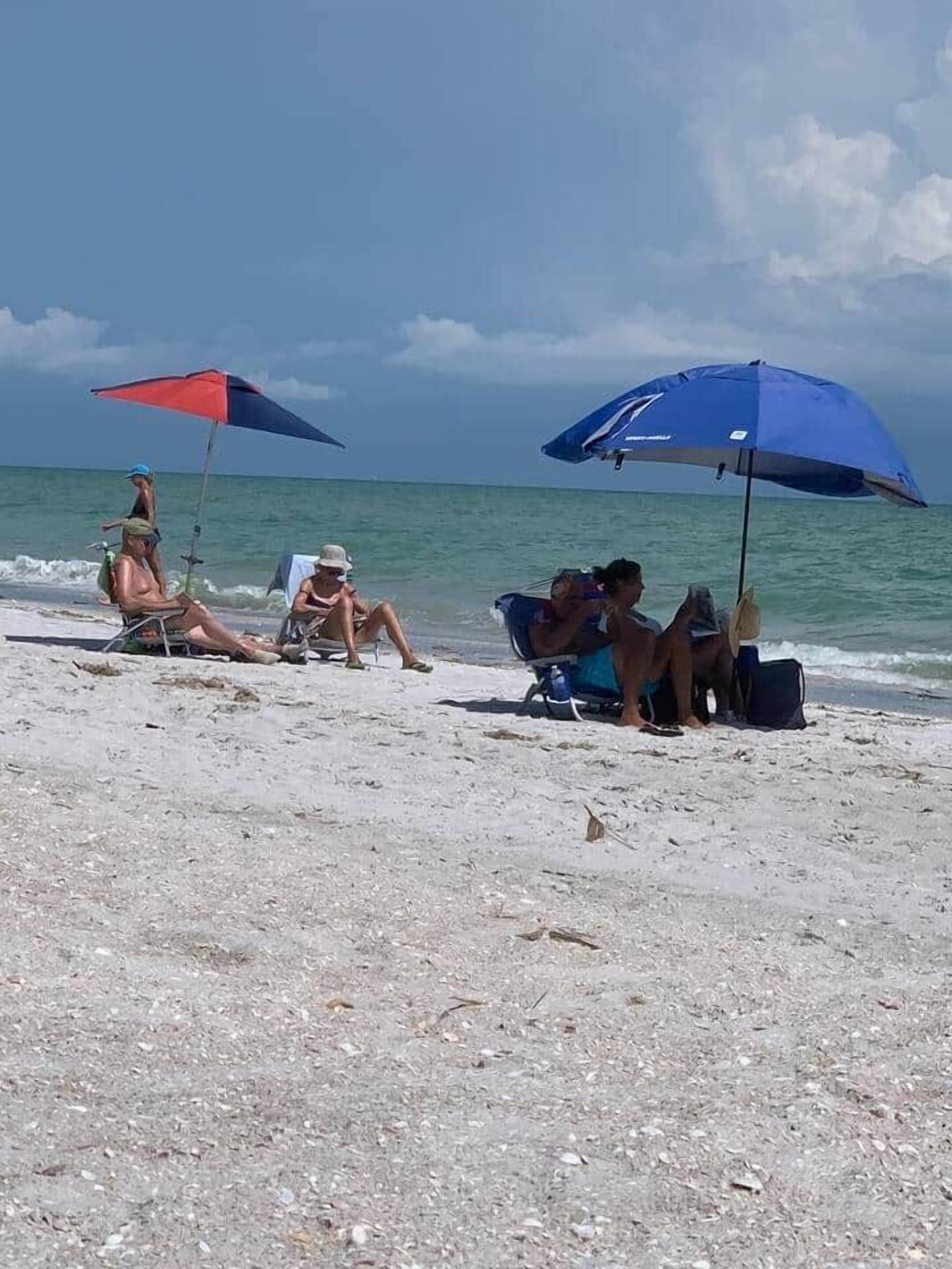 En la playa, camastros y toallas de playa 