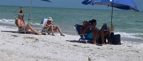 En la playa, camastros y toallas de playa