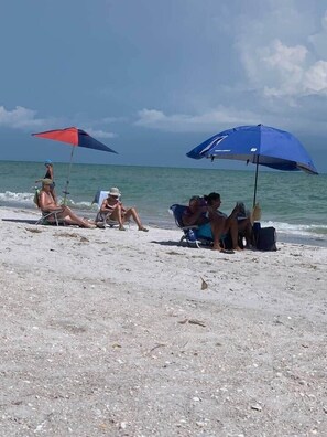 En la playa, camastros y toallas de playa