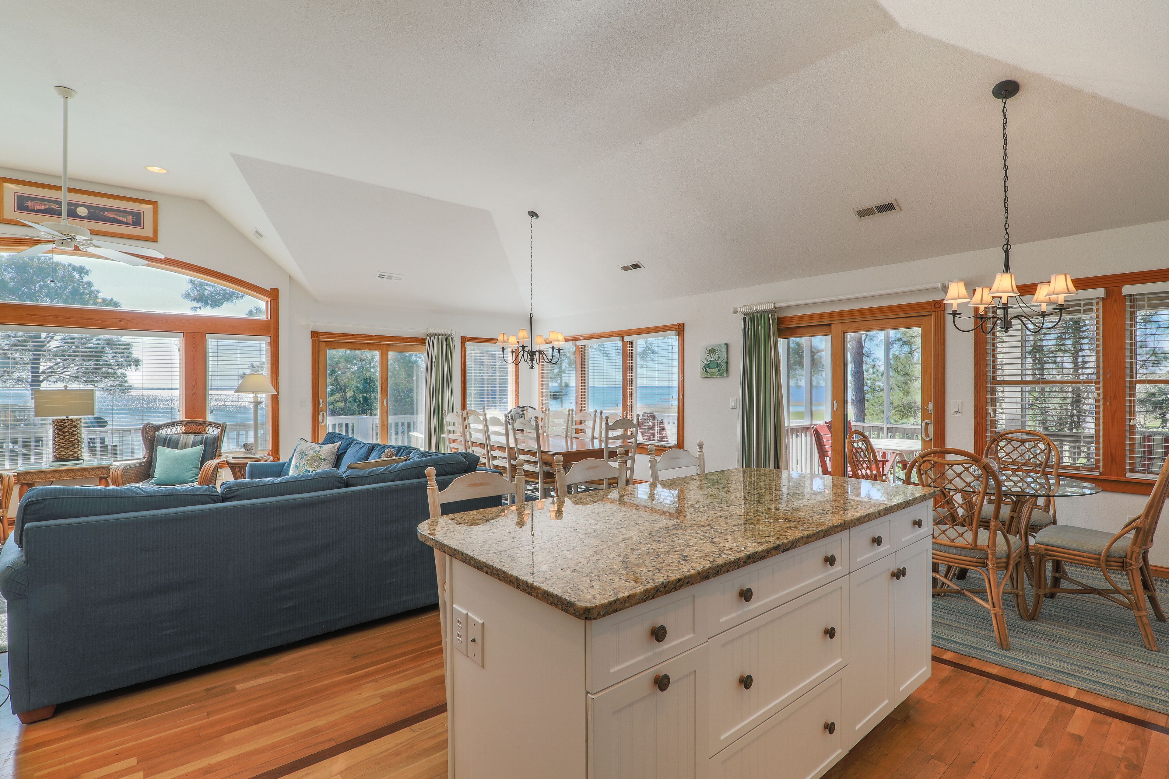 Flatskjerm-TV, peis og stereoanlegg