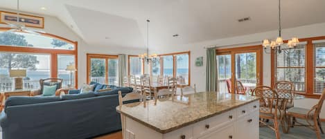 Flat-screen TV, fireplace, stereo